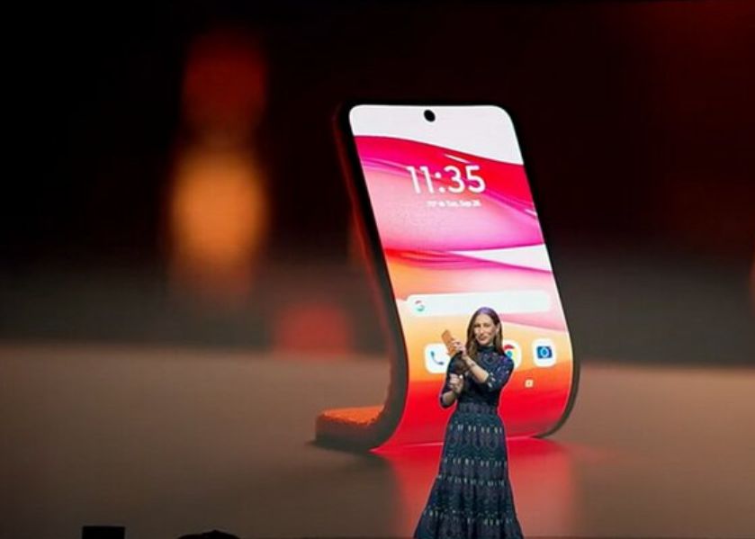 Motorola представила гнущийся смартфон, который можно носить на руке