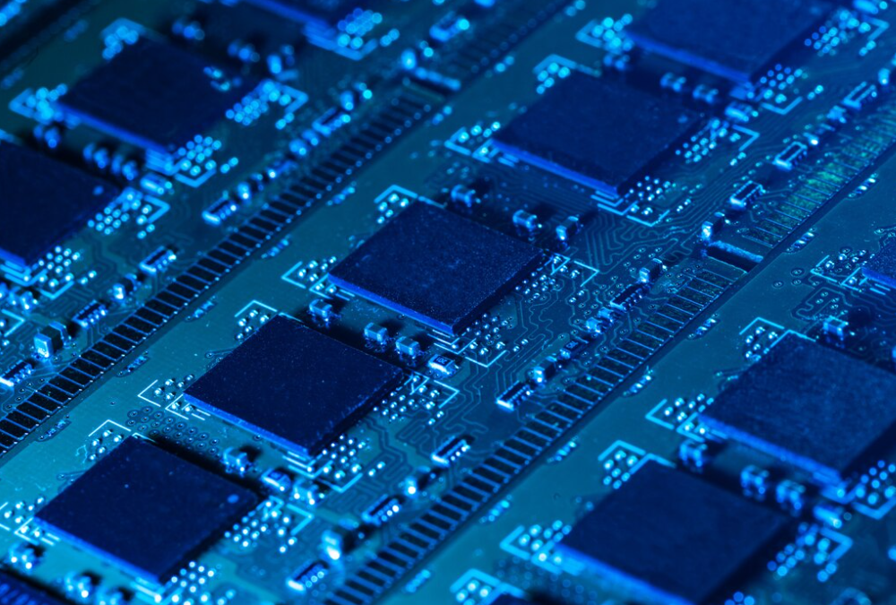 Intel представила новые чипы для ПК с поддержкой ИИ