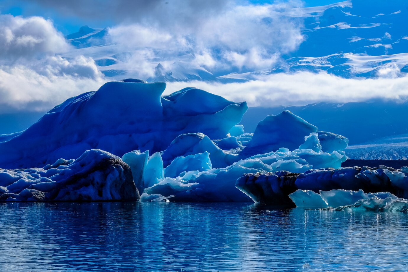 ESA: от Антарктиды откололся айсберг размером с половину Сингапура
