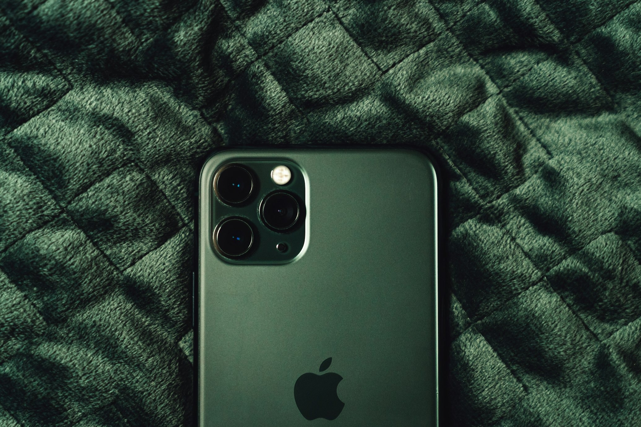 TrendForce: Apple не выпустила складной iPhone из-за складок на дисплее